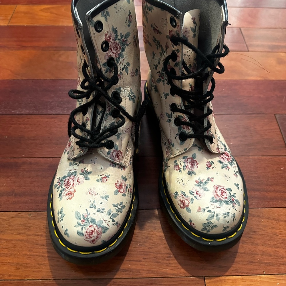 Dr. Martens Cream Floral Combat Boots Size 7 women’s